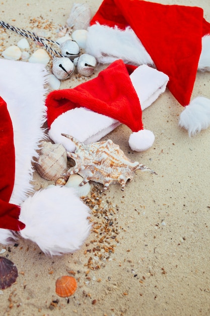 Tres sombreros de navidad en la playa