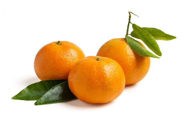 Três tangerinas frescas da estação