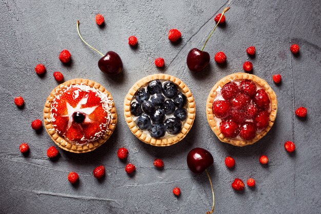 Tres tartas con cobertura de frutas y bayas de verano