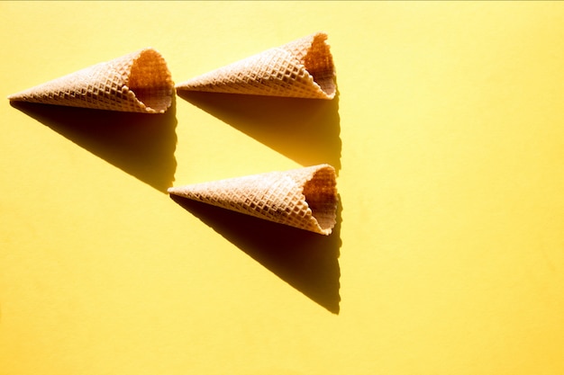 Foto tres tazas de gofres vacías para helado