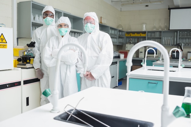 Foto três técnicos de laboratório