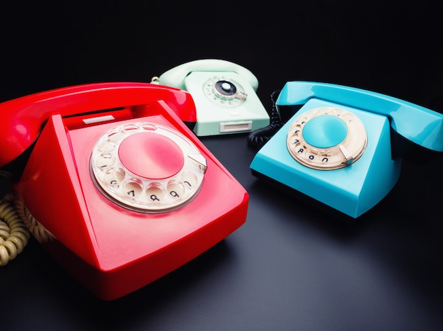 Tres telefones antigos