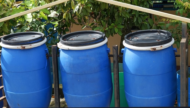 Três tipos de latas de lixo azuis com propósitos diferentes para cada lata de lixo, nomeadamente para resíduos úmidos
