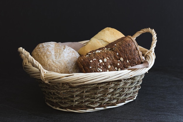 Tres tipos diferentes de pan en una cesta de mimbre