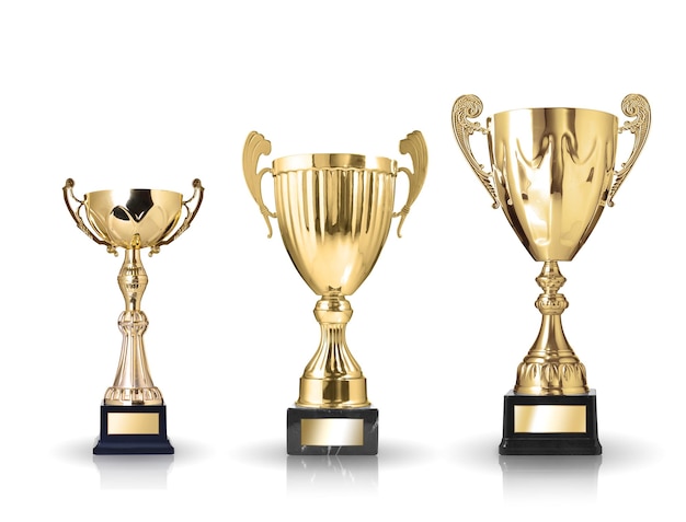 Tres tipos diferentes de trofeos de oro aislado sobre fondo blanco.