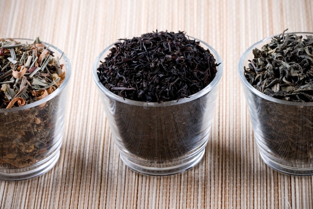 Tres tipos de té seco en vasos