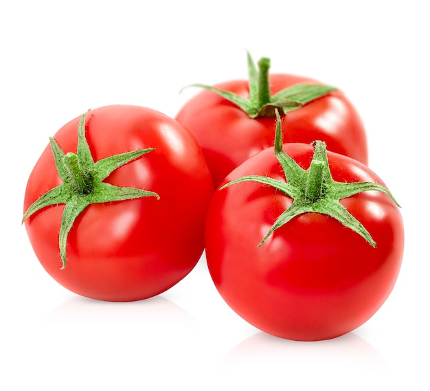 Tres tomates en superficie blanca aislada