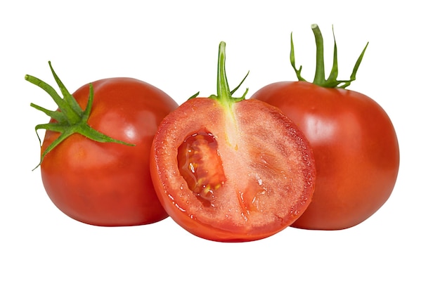 Três tomates vermelhos isolados em fundo branco