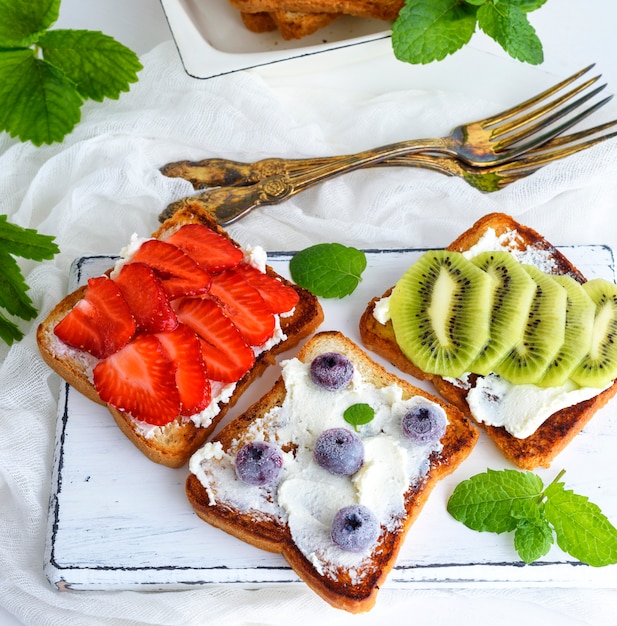 Três torradas francesas com coalhada e fruta