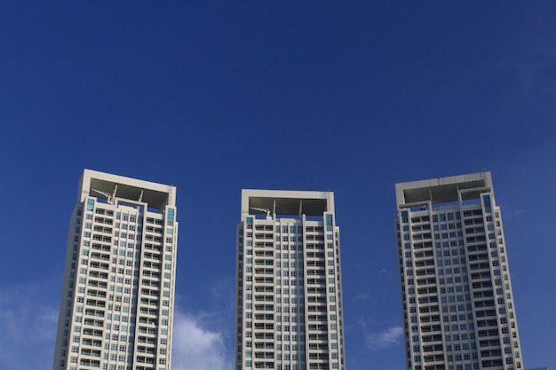 Tres torres de hotel con fondo de cielo azul