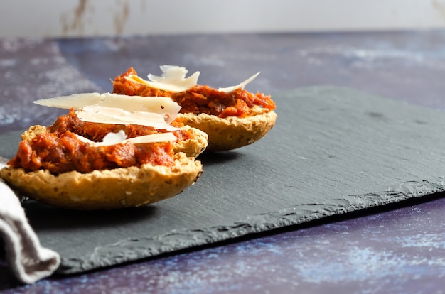 Tres tostadas con sobrasada y queso