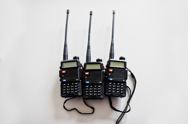 Tres transmisores de radio portátiles