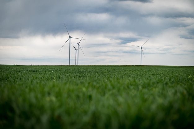 Tres turbinas eólicas de un parque eólico que producen energía renovable energía alternativa verde limpia