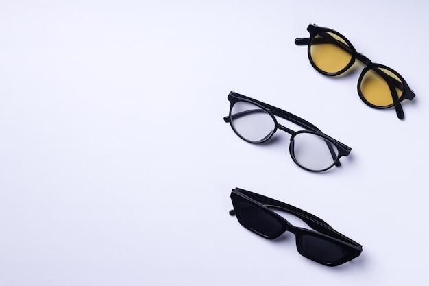 Três variantes de óculos estão em um fundo branco.
