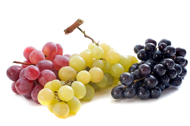 Tres variedades de uvas en blanco