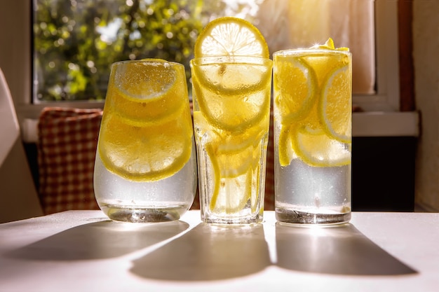 Tres vasos de agua de limón