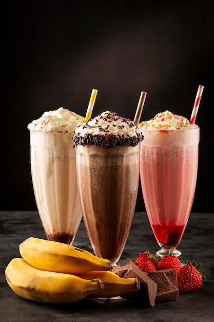 Tres vasos de batido de sabores variados. Batido de chocolate, vainilla y fresa.