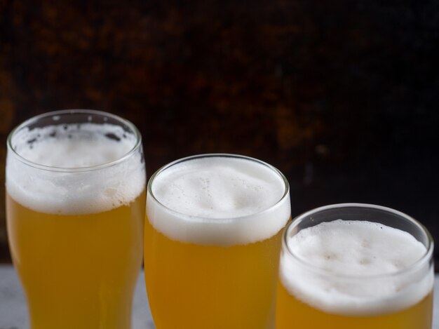 Tres vasos de cerveza de trigo en la mesa