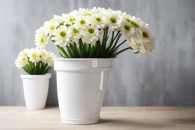 três vasos de flores brancas com flores brancas neles em uma mesa de madeira