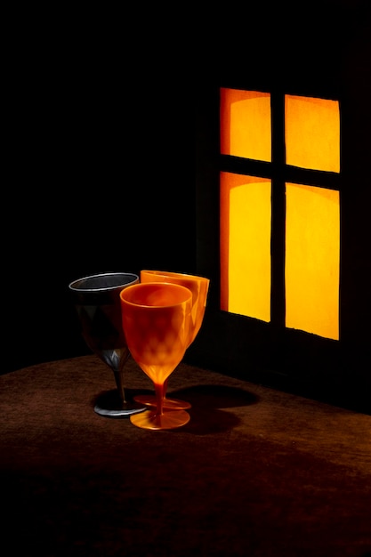 Foto tres vasos frente a una ventana brillante