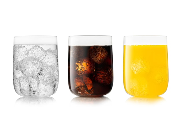 Tres vasos grandes con refresco de cola con refresco de naranja y limonada