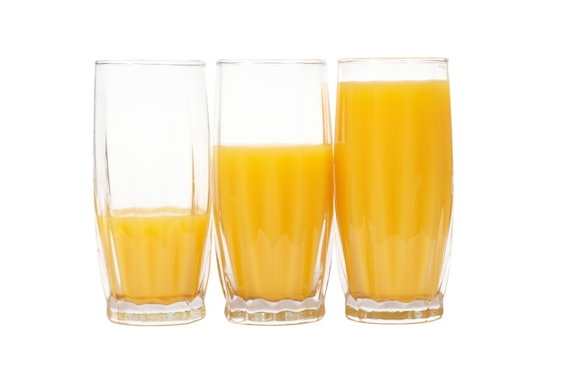 Tres vasos con jugo de naranja aislado en blanco