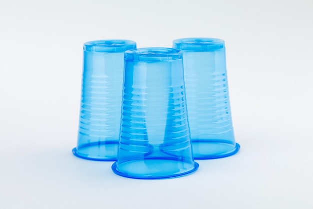 Tres vasos de plástico abiertos Combinación aleatoria