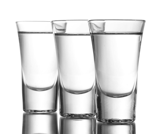 Tres vasos de vodka aislado en blanco