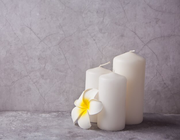 Três velas brancas, plumeria flor. Conceito de terapia de spa. Copie o espaço.