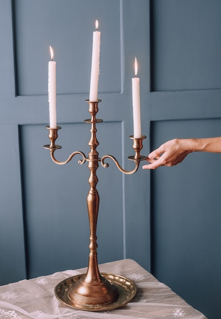 Tres velas en un candelabro en una mesa