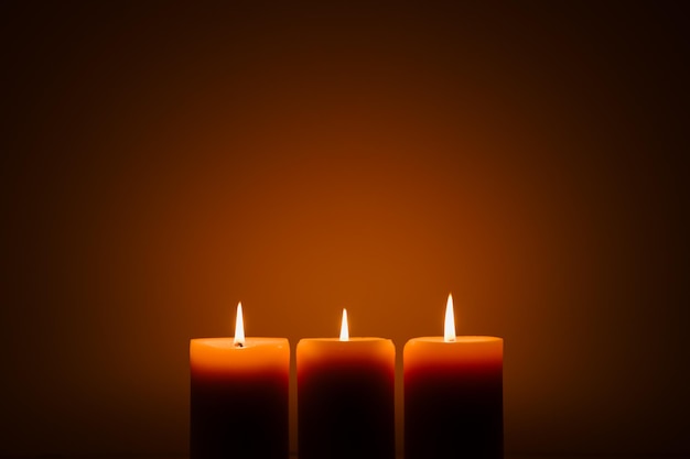 Tres velas encendidas en la oscuridad recuerdos y bendiciones