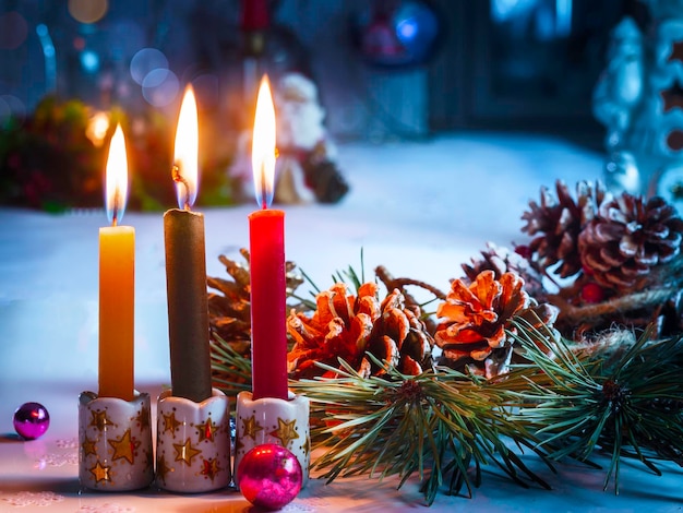 Tres velas de Navidad en llamas concepto de Navidad decoración de Navidad