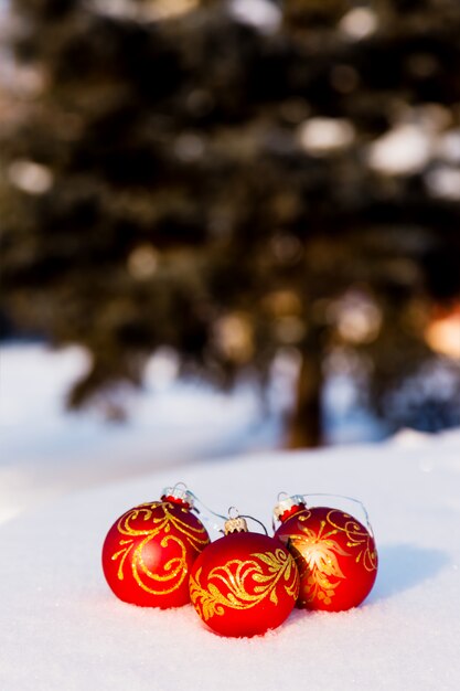 Três, vermelho, bolas natal, ligado, neve