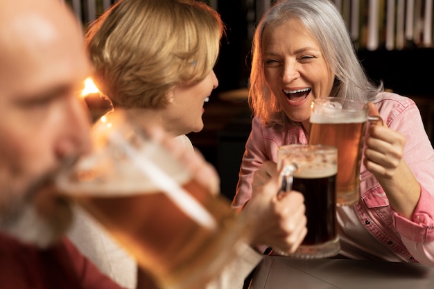 Tres viejos amigos bebiendo cerveza en un restaurante