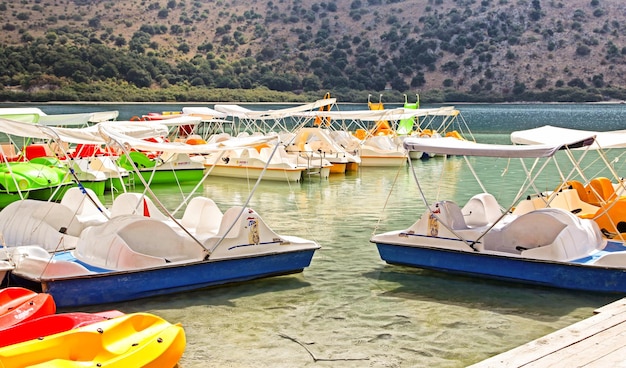 Tretboot auf dem See Kournas auf der Insel Kreta in Griechenland