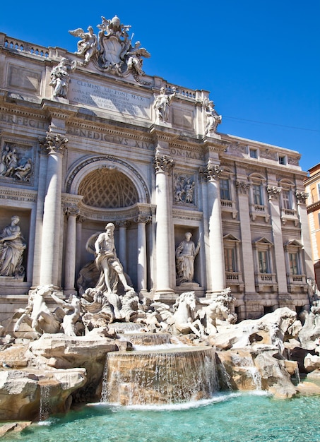 Trevi-Brunnen an einem sonnigen Tag, Rom, Italien