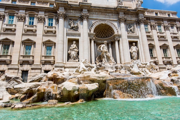 Trevi-Brunnen in Rom, Italien. Der Trevi-Brunnen ist ein Brunnen im Stadtteil Trevi in Rom, Italien, der vom italienischen Architekten Nicola Salvi entworfen und 1762 von Pietro Bracci fertiggestellt wurde.