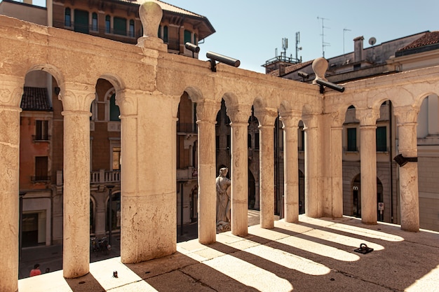 TREVISO, ITALIA 13 DE AGOSTO DE 2020: Detalle de la barandilla del Palazzo dei Trecento en Treviso en Italia