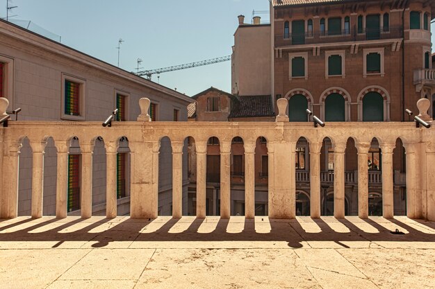 TREVISO, ITALIA 13 DE AGOSTO DE 2020: Detalle de la barandilla del Palazzo dei Trecento en Treviso en Italia