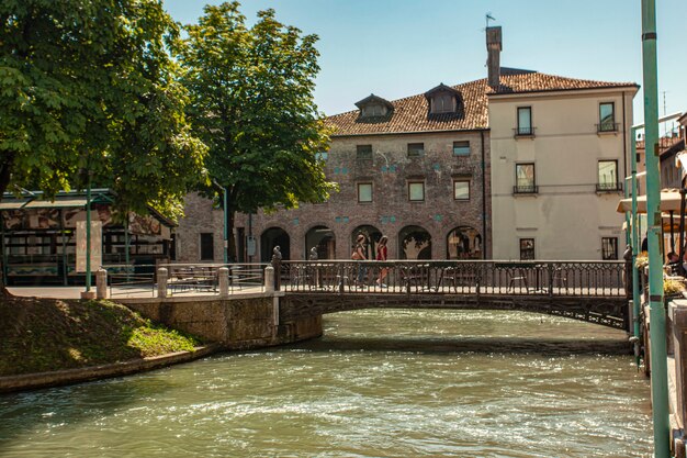 TREVISO, ITALIA 13 DE AGOSTO DE 2020: Isola della pescheria, isla del mercado de pescado en inglés, en Treviso en Italia