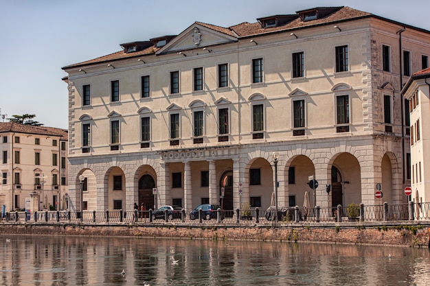 TREVISO, ITALIA 13 DE AGOSTO DE 2020: Vista del canal Buranelli en Treviso en Italia en un día soleado