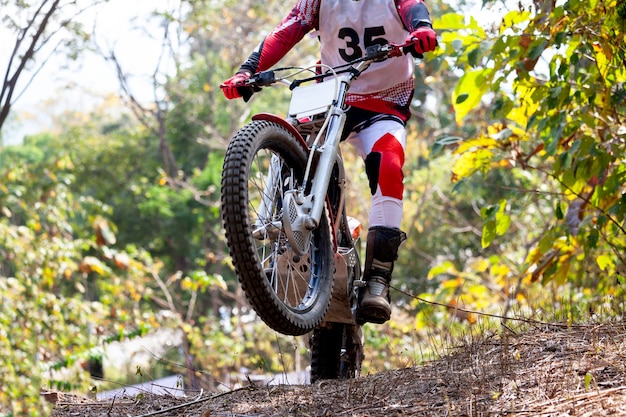 Foto trials motorrad während der konkurrenz in wild