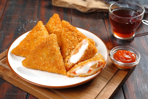 Triangle Fried Risoles oder Risol Mayo ist ein typisch indonesisches traditionelles Straßenessen.