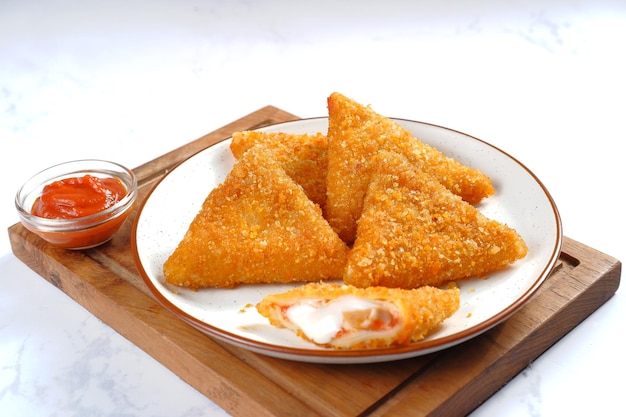 Triangle Fried Risoles oder Risol Mayo ist ein typisch indonesisches traditionelles Straßenessen