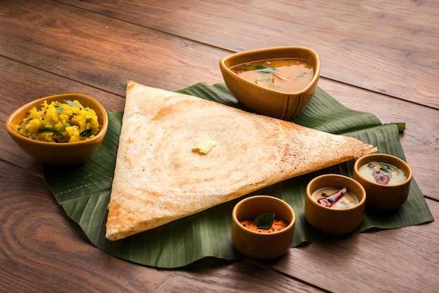 Triangular Paper Masala dosa é uma refeição do sul da Índia servida com sambhar e uma variedade de chutney de coco. Foco seletivo