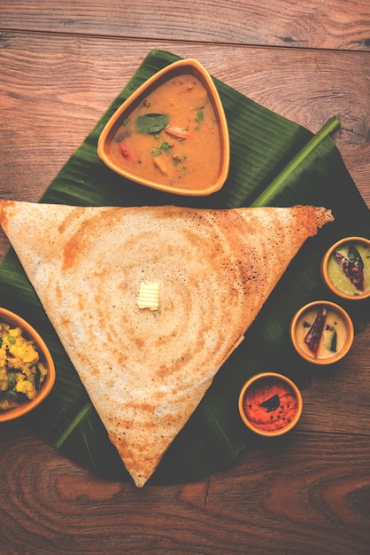 Triangular Paper Masala dosa es una comida del sur de la India que se sirve con sambhar y una variedad de chutney de coco. Enfoque selectivo