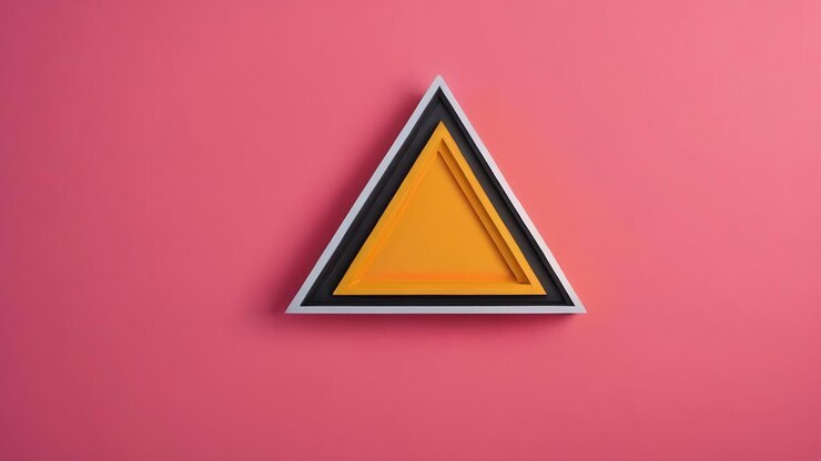 Foto triángulo amarillo naranja sobre fondo rosado