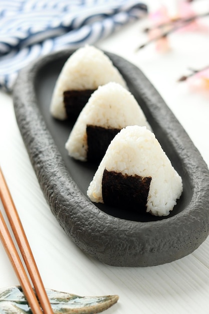 Triángulo de Arroz Onigiri con Algas