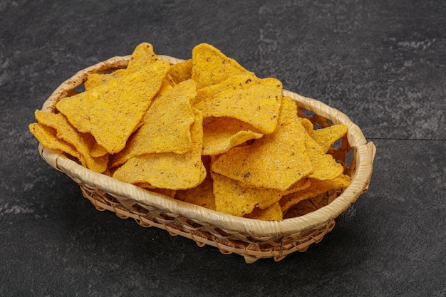 Triângulo de nachos de milho crocante mexicano