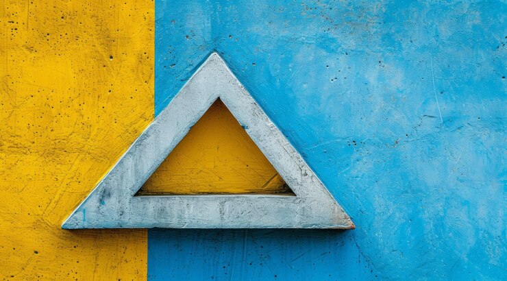 Foto triángulo de hormigón sobre fondo azul amarillo papel tapiz minimalista